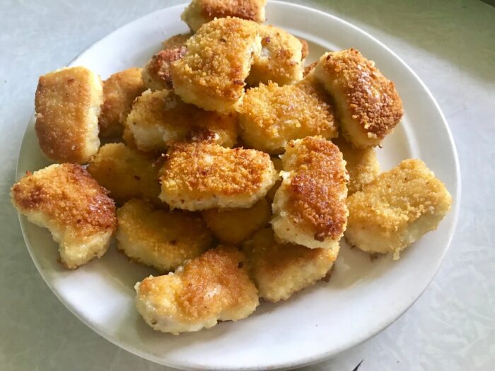 Кулінарна блогерка поділилась надзвичайно простим рецептом домашніх курячих нагетсів – швидко та легко
