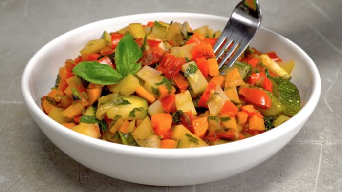 Кулінарна блогерка розповіла, як приготувати смачне овочеве рагу з томатним соусом вдома самостійно