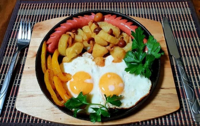Рецепт смачної яєчні з картоплею