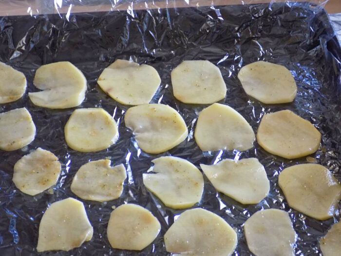Смачні, хрусткі та дієтичні – кулінари розповіли, як приготувати смачні чипси вдома у духовці