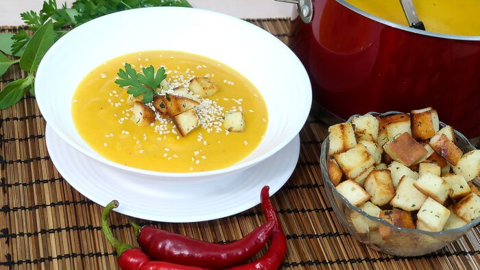 Кулінари розповіли про смачний рецепт пісного крем-супу без м'яса, але з додаванням гарбуза та овочів