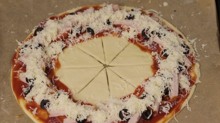 Кулінари розповіли про найпростіший рецепт смачної домашньої піци, яка готується за лічені хвилини вдома