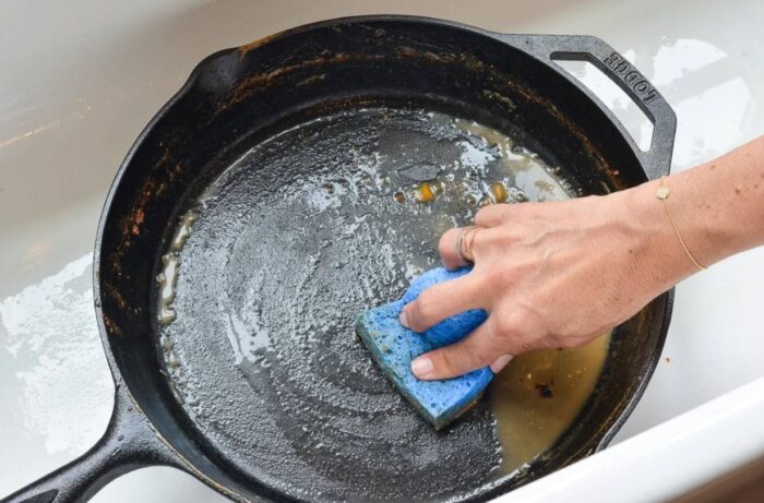 Експерти розповіли про дієвий спосіб відмити старий посуд від бруду та нагару за лічені хвилини