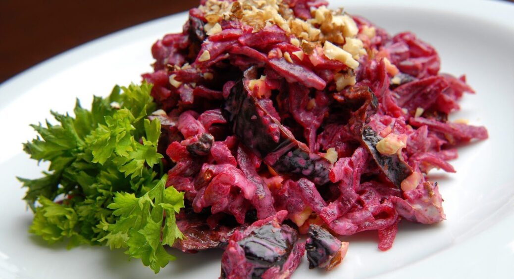 Буряковий салат з горіхами за 15 хвилин: рецепт кращий, ніж в ресторані. Навіть не встигаю купувати буряк 