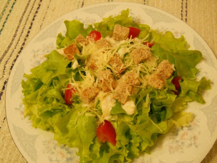 Як приготувати знаменитий салат Цезар вдома так, щоб він сподобався всім членам родини