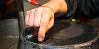 Господині розповіли, як відчистити нагар з посуду за допомогою солі