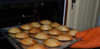 Рецепт пиріжків з яблучним тістом 