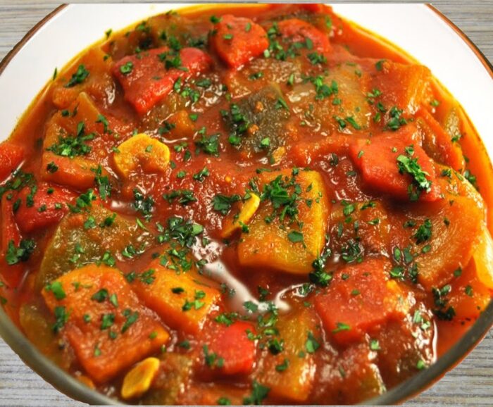 Кулінарна блогерка розповіла, як приготувати смачне овочеве рагу з томатним соусом вдома самостійно