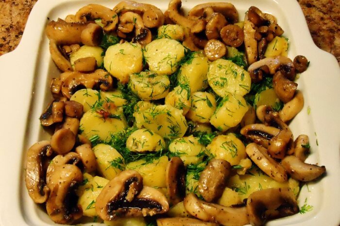 Господиня розповіла, як швидко приготувати смачну страву на вечерю – з картоплею та грибами