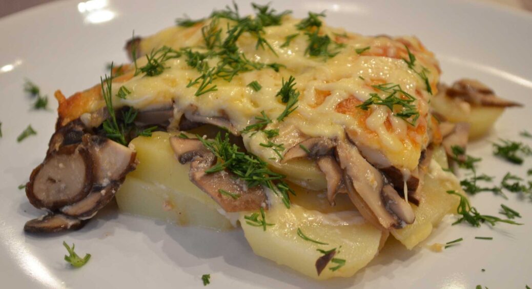 Картопля по-французьки виходить нереально ніжна: навіть пюре не смакує настільки добре, як ця страва на обід 