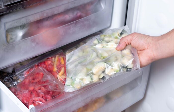 Експерти розповіли, як правильно заморозити продукти та чим це допоможе господині – поради та секрети
