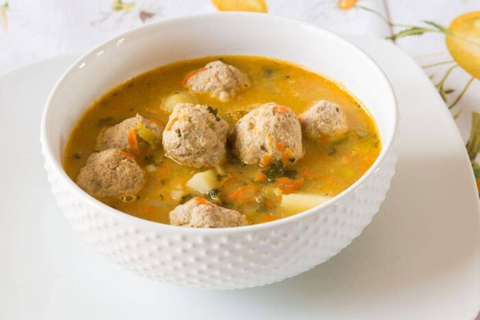 Найпростіший рецепт смачного супу з фрикадельками, який сподобається не лише дорослим, але й дітям