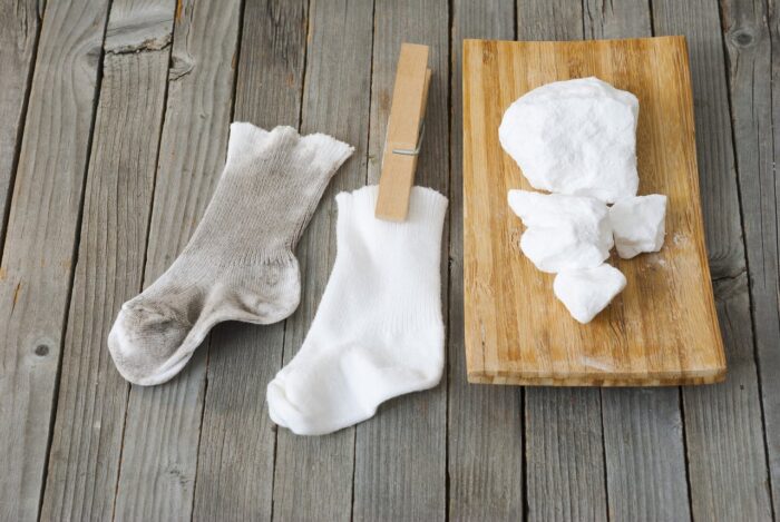Господиня поділилась дієвою порадою, як зробити старі заношені шкарпетки знову білими та красивими
