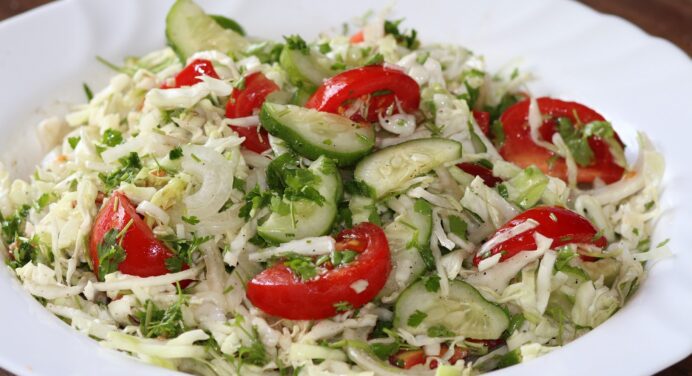 З’їдаю всю миску, але все одно втрачаю зайві кілограми: вітамінний овочевий салат для дієти й у Великий піст 