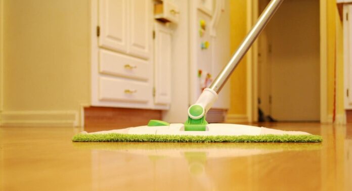 Як помити підлогу швидко та без купи зусиль: поради 
