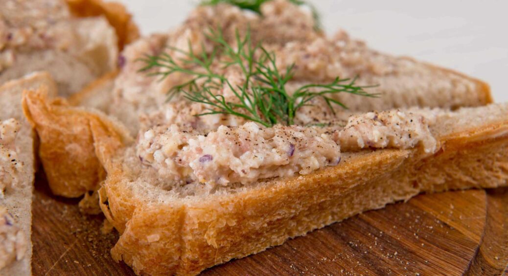 Намазка на хліб з оселедцем, салом і маслом: найкраща закуска до святкового застілля. Гурмани оцінять рецепт 