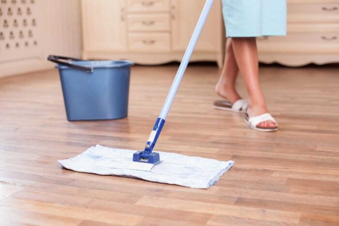 Названо домашній засіб для миття підлоги, яким ні в якому разі не можна мити паркет – зіпсується