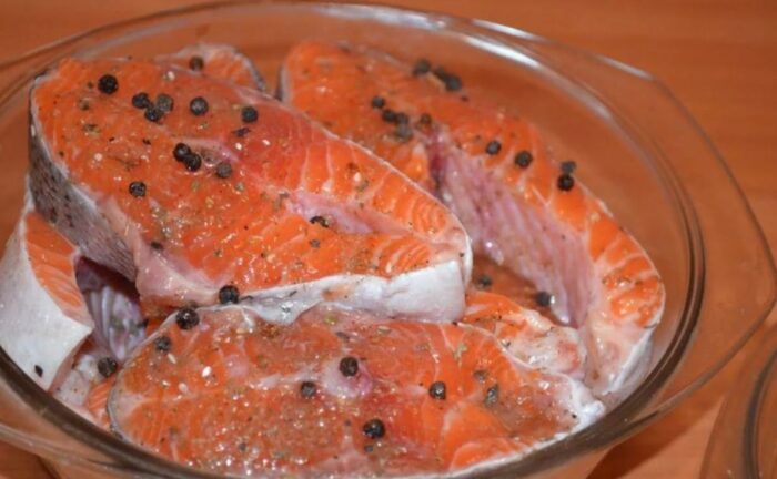 Смачний маринад для горбуші, який зробить рибу схожою на делікатес – неймовірно апетитний