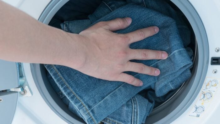 Експерти розповіли про основні правила прання джинсів у пральній машинці – як не зіпсувати одяг