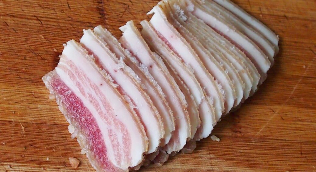 Ледве розібрала почерк подруги, але воно того вартувало: рецепт найкращого сала. Спецій і солі в міру! 