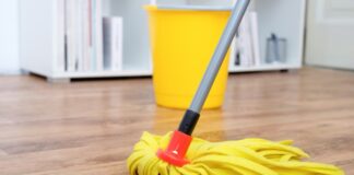 Названо домашній засіб для миття підлоги, яким можна мити підлогу