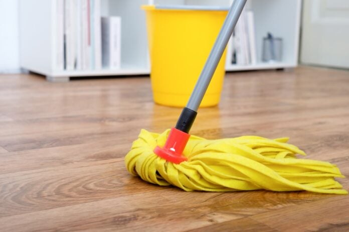 Названо домашній засіб для миття підлоги, яким можна мити підлогу