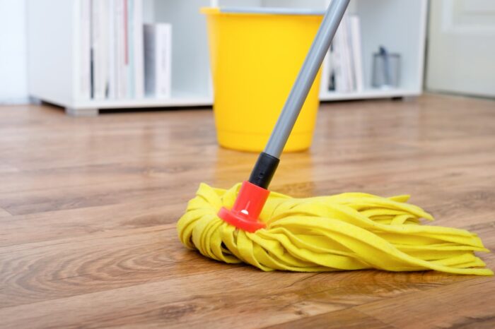 Названо домашній засіб для миття підлоги, яким можна мити підлогу