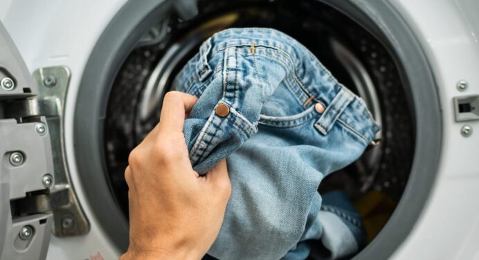Через цю помилку ви купуєте джинси кожного сезону: як правильно прати штани у пралці для довгого носіння 
