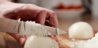 Як не плакати під час нарізання цибулі