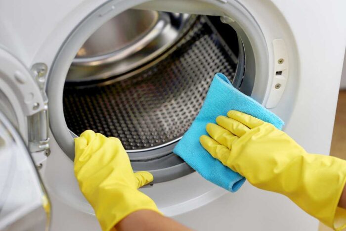 Господиня поділилась простим рецептом домашнього засобу для очищення барабана пральної машинки