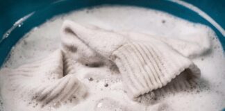 Відбілюю речі, як це робила моя бабуся: беру дріжджі і пральний порошок