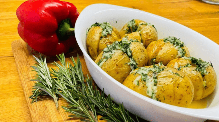 Як приготувати смачну картоплю із часником та сиром: рецепт 