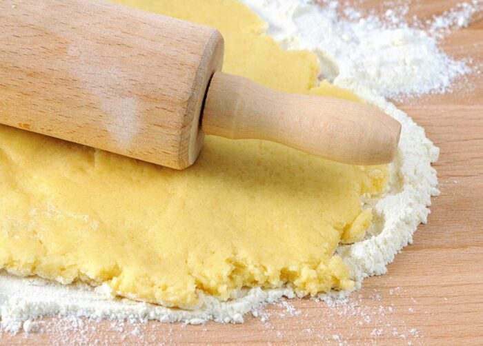 Кондитери розповіли, як приготувати ідеальне пісочне тісто в домашніх умовах для випічки й десертів
