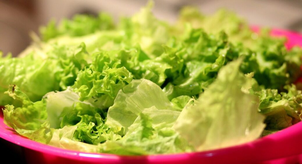 Не встигаю купувати “пекінку” і огірки: готую незвичайний салат на кожен день. Така добра смакота з капусти 