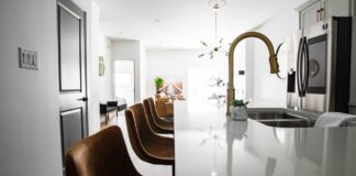 Експерти розповіли, як очистити кухонні шафи від жиру та пилу