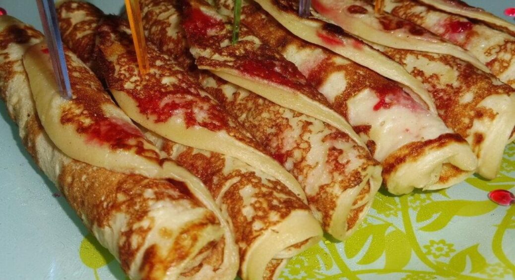 Ці яблучні млинці смачні з будь-якою начинкою: тонші за класичні, ніжніші за будь-який десерт. Мій рецепт 