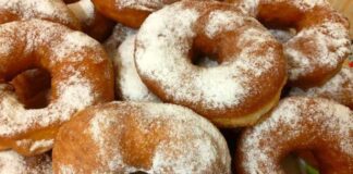 Рецепт домашніх пончиків із цукровою пудрою