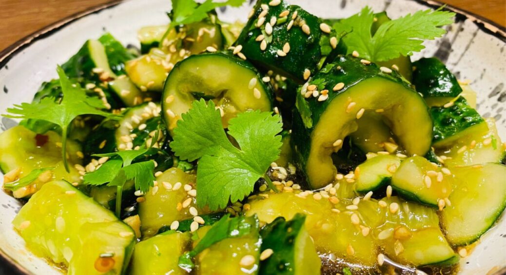 Готується швидше, ніж читається цей текст: биті огірки, як у ресторані – виходить не каша, а смачна закуска 