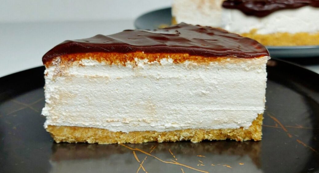 Ніжний торт “Хмаринка” встигаю готувати, поки гості піднімаються сходами: цього рецепта ви ще точно не знали 