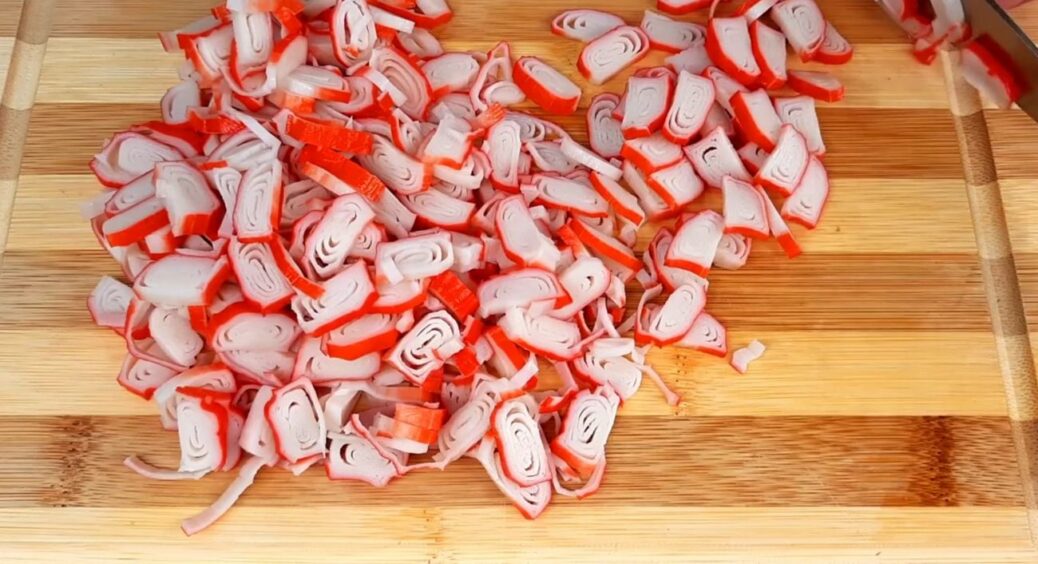 Навіщо професійні кулінари смажать крабові палички перед тим, як додати їх до салату? Вік живи – вік учись! 