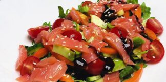 Рецепт експрес-салату на вечерю: потрібно лише авокадо