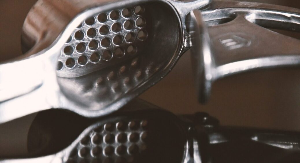 Часникодавка з 90-х має 6 функцій: 40 років користувалась лише 1-ю – а вона відкриває пляшки і давить горіхи 