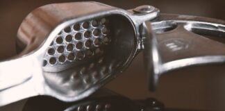 Експерти розповіли про цікаві функції часникодавки 