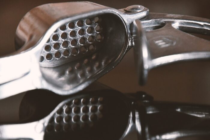 Експерти розповіли про цікаві функції часникодавки