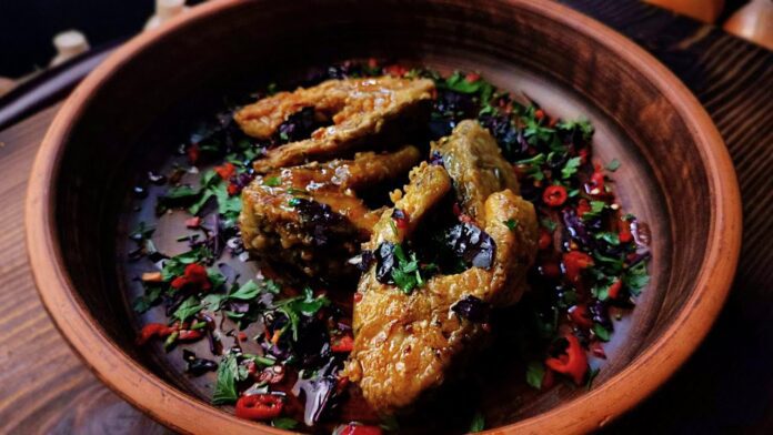 Як смачно приготувати коропа: простий рецепт з кисло-солодким соусом