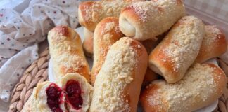 Кондитер поділився експрес-рецептом домашніх булочок