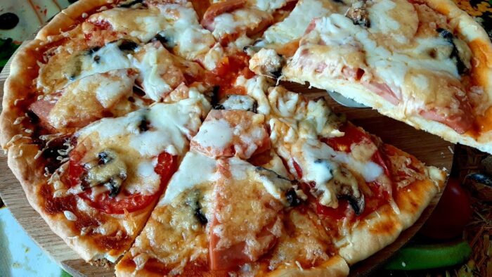 Неперевершений рецепт Сімейної піци: незабутній смак
