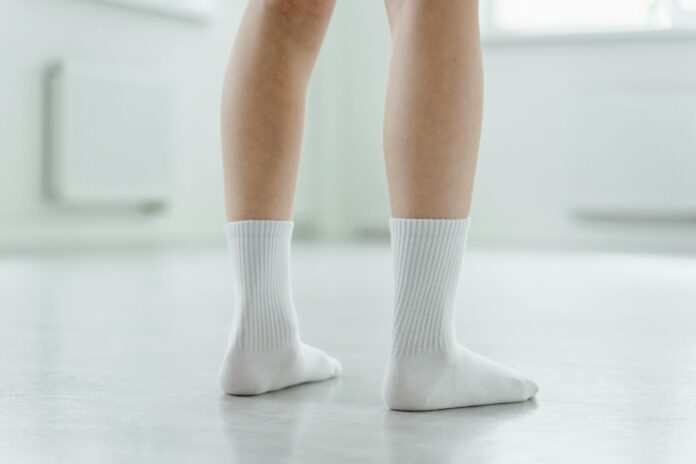Експерти розкрили секрет: як ефективно відіпрати білі шкарпетки