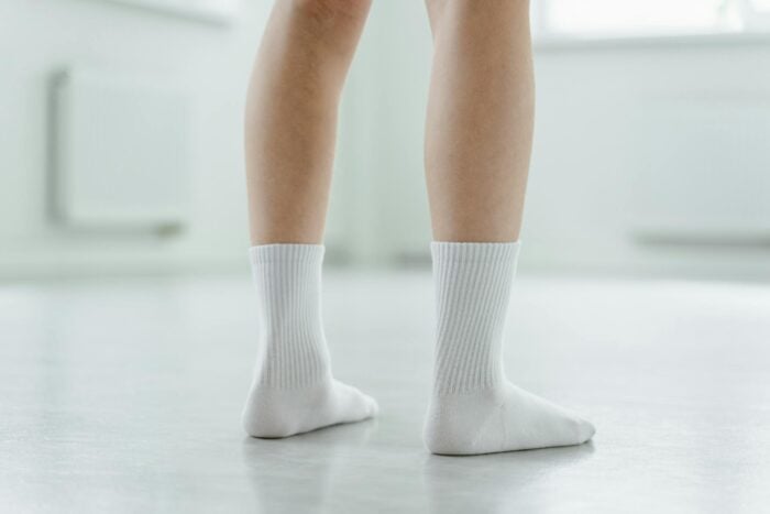 Експерти розкрили секрет: як ефективно відіпрати білі шкарпетки