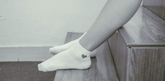 Експерти розкрили секрет: як ефективно відіпрати білі шкарпетки